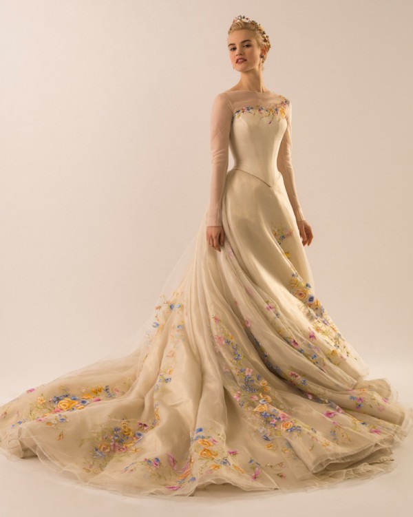 戲服設計師Sandy Powell攜手16為人手，總共花了近一個月時間打造這套華美的灰姑娘婚紗。