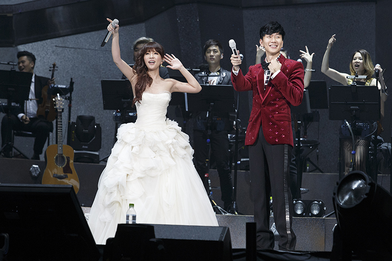 兩人合唱濱崎步的暢銷百萬名曲「Seasons」