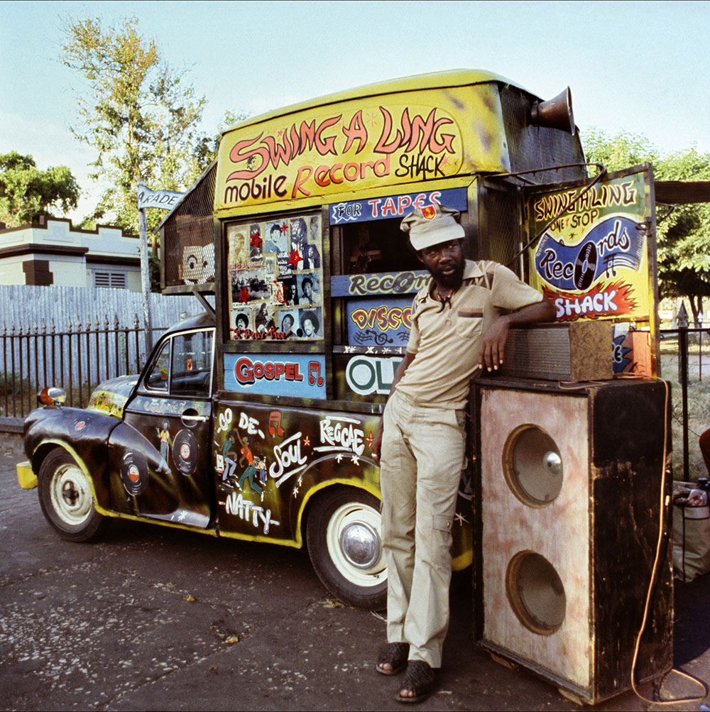 牙買加首都京斯敦的行動唱片行，1979年 （圖／Adrian Boot攝）