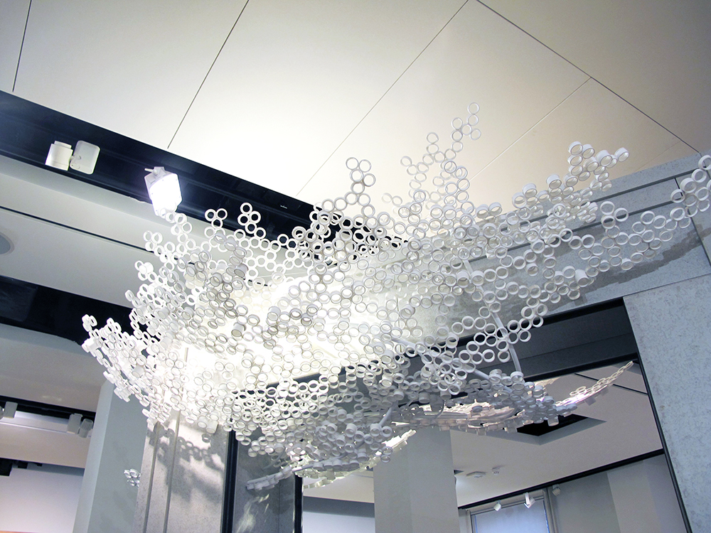 藝術家Tom Price以塑膠管製作的花朵（圖／BeautiMode）