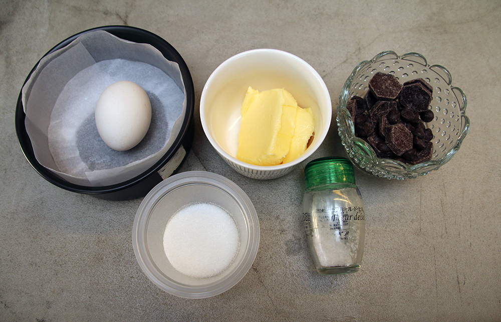 食材：巧克力（62g）、無鹽奶油（62g）、濃縮咖啡espresso（25ml）、蛋（1個）、糖（30g）、鹽（少許）