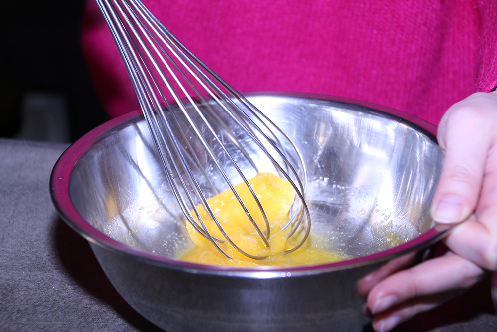 雞蛋的溫度要常溫，延展性夠，也才容易打發。所以如果平常習慣將雞蛋放在冰箱，打蛋之前最好先提前1小時拿出來退冰，或者可以使用加熱巧克力的熱水水蒸氣的餘溫，將盆子放到水盆上打蛋。（圖／BeautiMode）