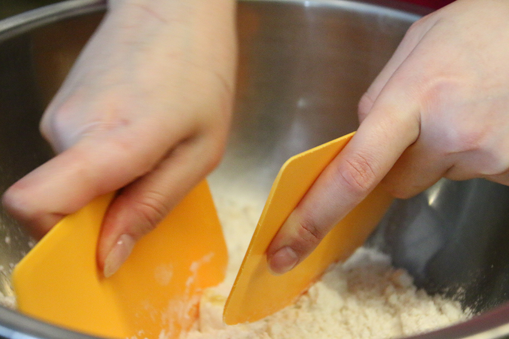 也可以使用食物調理機拌合材料，不過轉速不能太快，因為奶油會融化，也不能用手拌合，因為手的溫度也會使奶油融化，奶油在這個階段融化的話，烤出來的餅乾會太硬。（圖／BeautiMode）