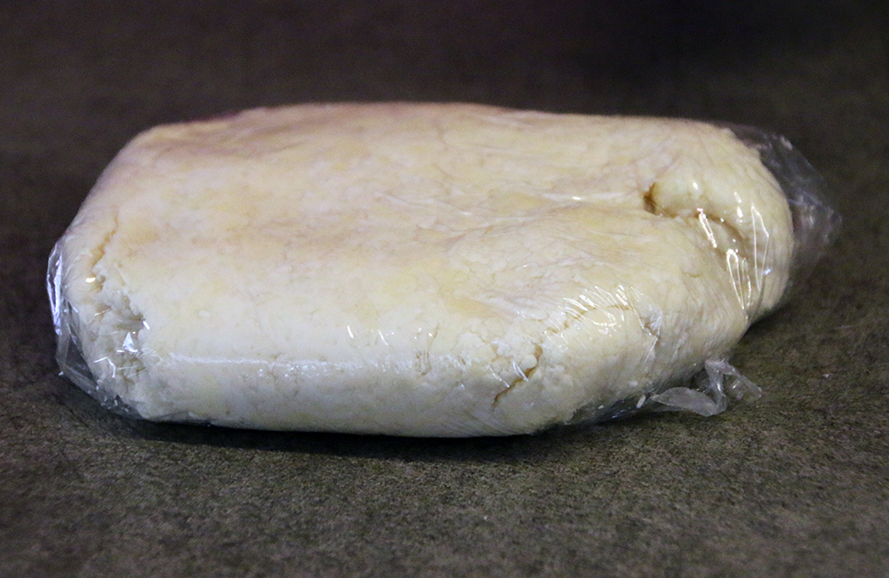 麵團成形後用保鮮膜包起放進冰箱靜置（圖／BeautiMode）