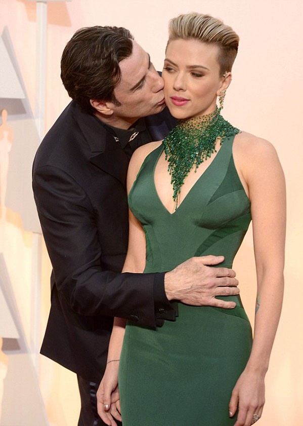 約翰屈伏塔John Travolta紅毯作勢親吻「黑寡婦」史嘉蕾喬韓森Scarlett Johnhanson
