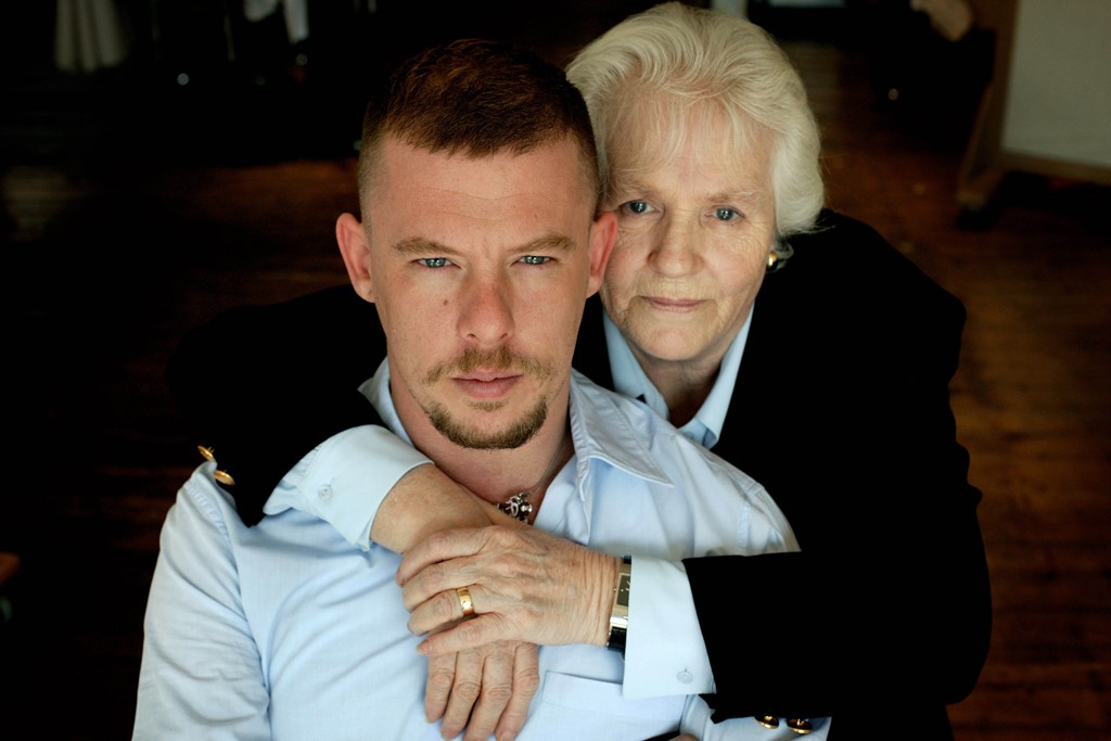 Alexander McQueen與他的母親（圖／WWD）