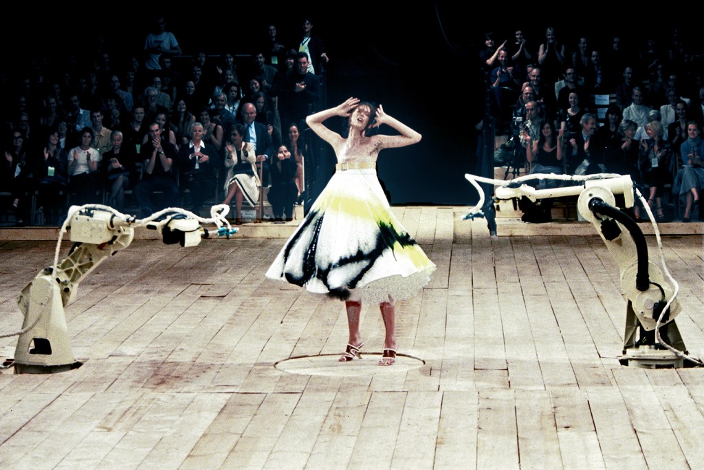 McQueen最經典的服裝秀之一，機器噴嘴現場將顏料噴在服裝上（圖／WWD）