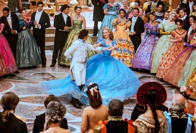 《仙履奇緣》中白馬王子與灰姑娘於皇宮舞會跳舞場景