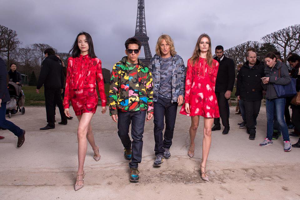 班史提勒、歐文威爾森與身穿Valentino服裝的模特兒在巴黎鐵塔前留念（圖／Valentino）