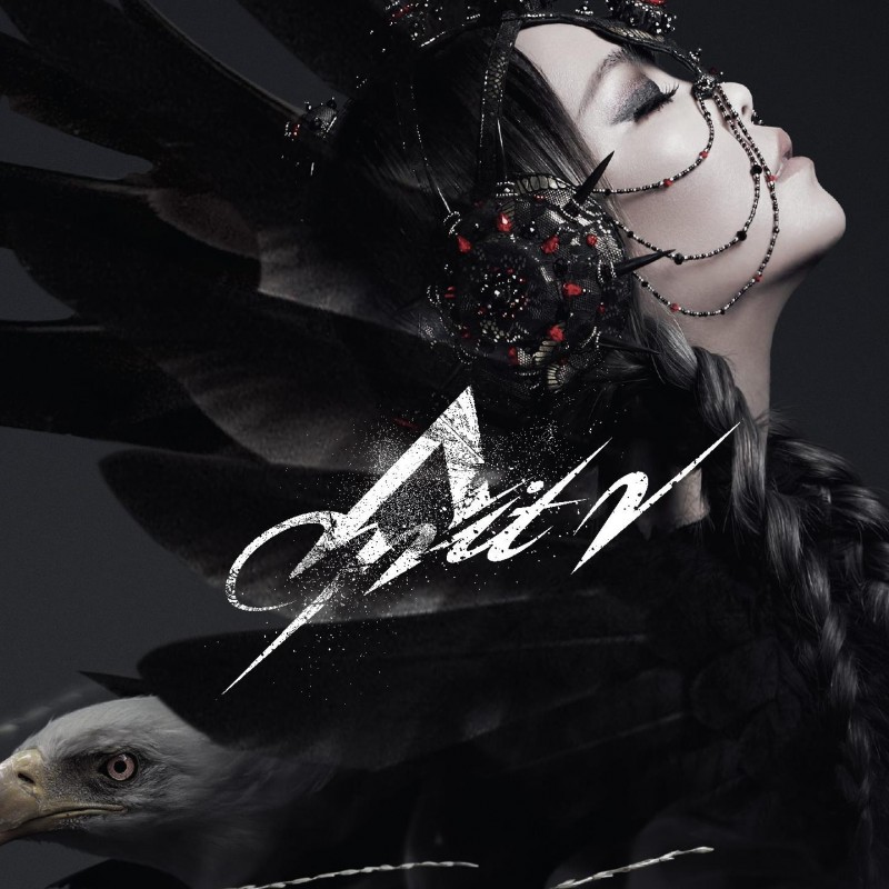 阿密特全新《AMIT 2》專輯封面亮相，呼應先前預告，天后化身為鷹之女戰神。