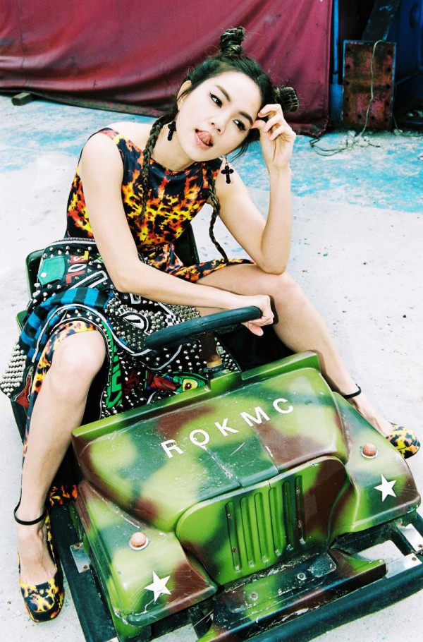 Ella首張個人專輯《WHY-NOT》造型花300萬預算遠赴韓國打造，10多套各式奇型怪狀造型服裝滿6個29吋行李箱。