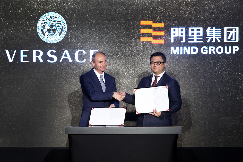 Versace集團總裁Gian Giacomo Ferraris（左）與門里集團董事長陳冬（右）上週於北京舉行簽約記者會（圖／Versace）