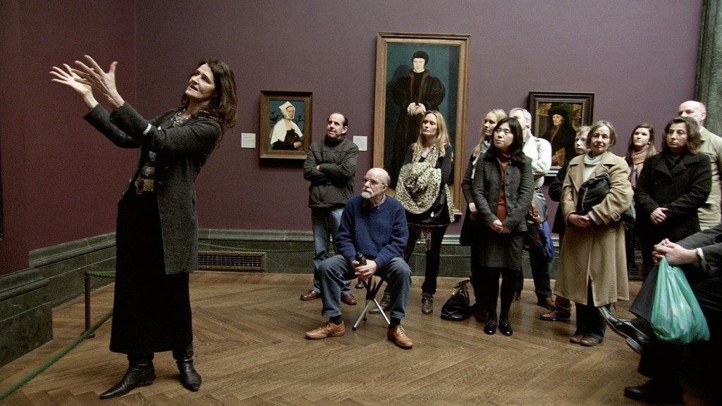 《歡迎光臨國家畫廊》中，解說人員也以克莉絲汀娜「面帶嘲諷觀察著畫家」來形容她神秘的神情