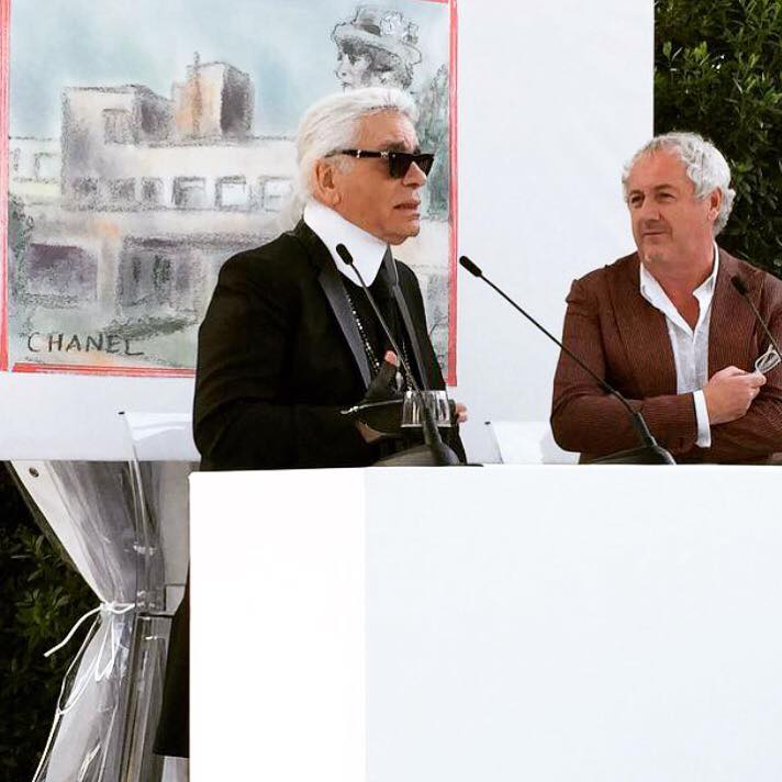 時尚大帝Karl Lagerfeld在第30屆法國海耶爾國際時尚攝影藝術節的大師課程中再度開講。 (圖/Villa Noailles, Hyères fb，攝影Caroline de Maigret)