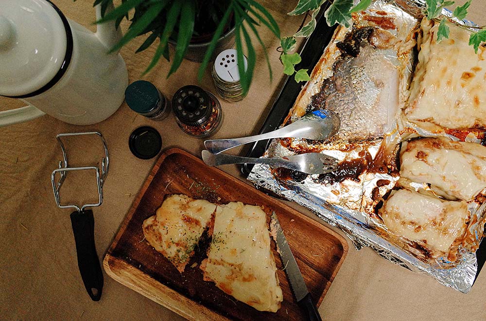 在《灣岸餐桌》中，許多料理都是不會太過費時的，像是這道「美乃滋烤鮭魚」就是其中之一，而這也是她在國外時和朋友學來的簡單料理（圖／凱特文化）
