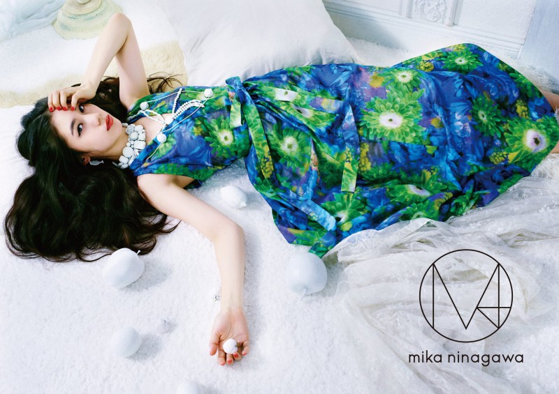 蜷川實花去年底推出個人時尚品牌M/ mika ninagawa，將自己鮮明又絢爛的視覺藝術作品轉化至布料與時裝上。