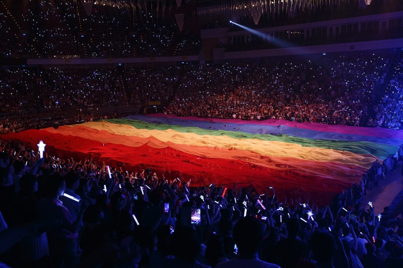 這次團隊則打造台灣史上最大面的彩虹旗，讓每位歌迷在彩虹旗巨浪和天后溫暖歌聲中，好好感受愛的力量。