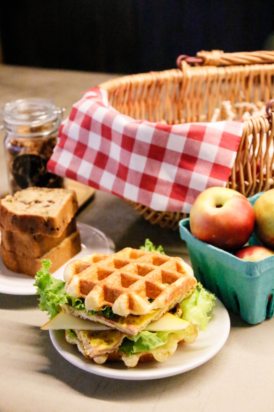 JOJO推薦香蕉麵包和鬆餅三明治作為外出野餐的美食（圖／BeautiMode）