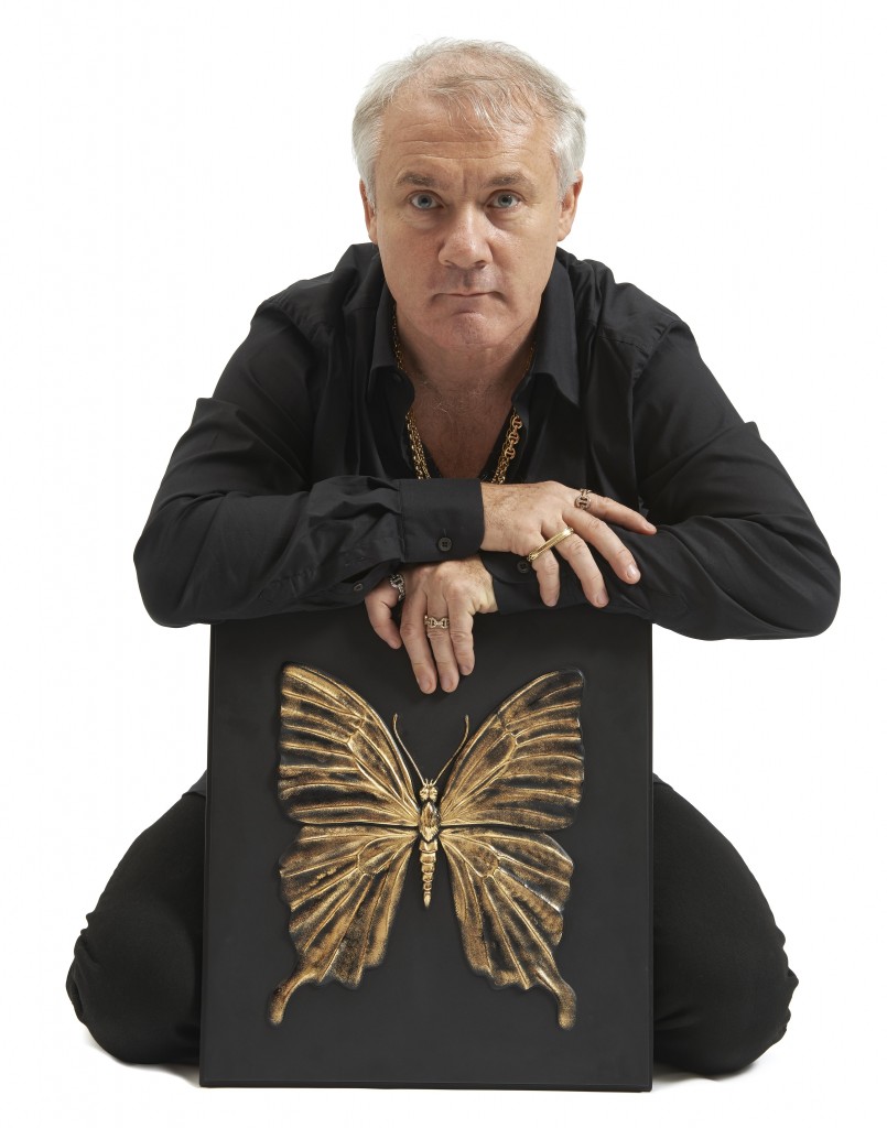 英國藝術家Damien Hirst常將蝴蝶標本融入作品中，此次與法國水晶品牌Lalique合作的「永恆」系列，以水晶詮釋三種外型各異的蝴蝶。(圖/ Prudence Cuming Associates © Damien Hirst and Lalique, 2015)