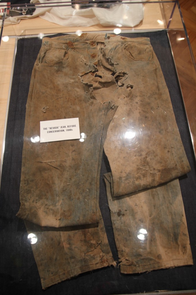品牌博物館內代表性收藏之一的Nevada Jeans。(圖/LEVI'S)