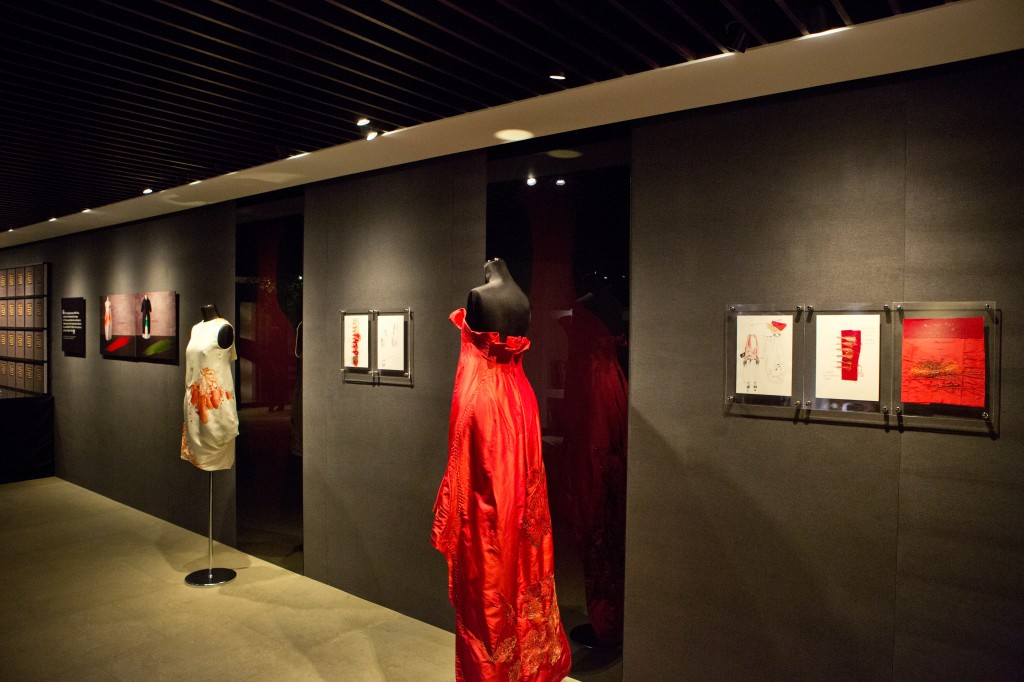 夏姿‧陳2009春夏系列「堅瓷」是正式站上巴黎時裝週的作品，場中並有設計手稿與配布。(圖/夏姿)
