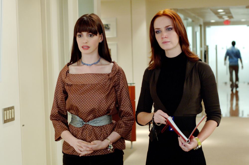 安海瑟薇與艾蜜莉布朗分別飾演時尚惡魔的助理