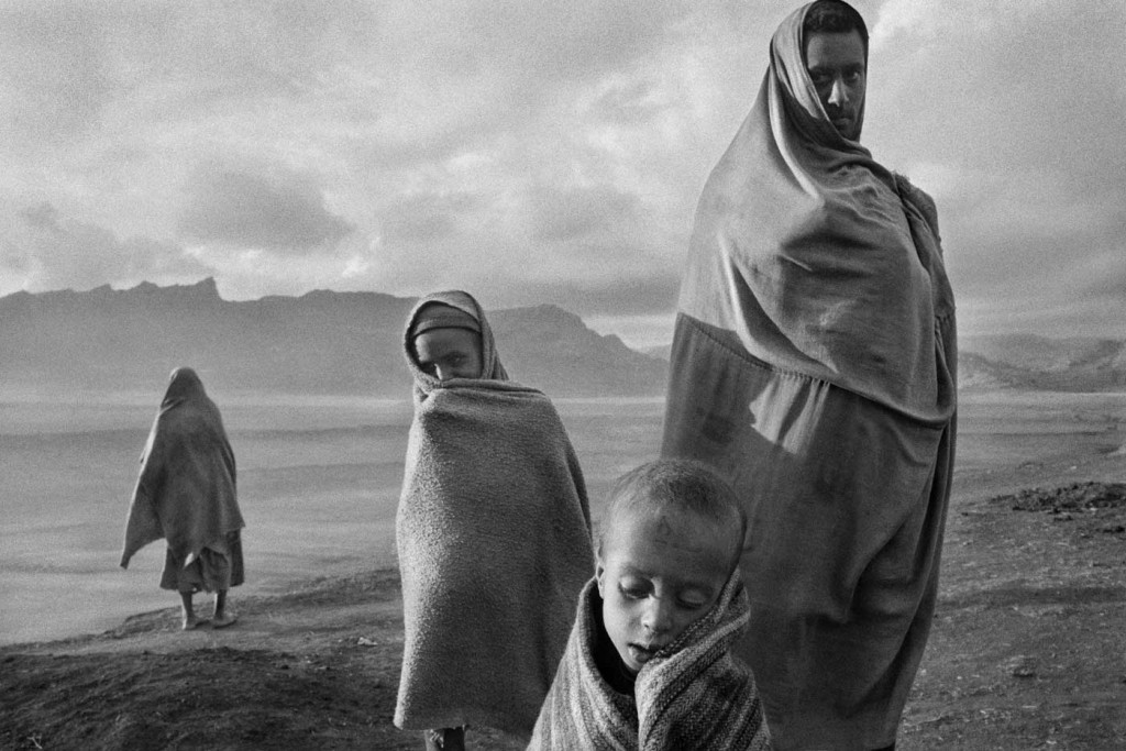 1984年，薩爾加多前往非洲衣索比亞記錄當時的饑荒，難民們一無所有，僅剩能夠裹身的布料。(圖/ Sebastião Salgado)