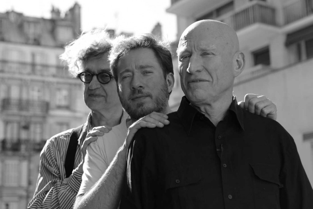 左起：《薩爾加多的凝視》共同導演文溫德斯Wim Wenders、朱利安諾里貝羅薩爾加多Juliano Ribeiro Salgado與紀錄片主角攝影師塞巴斯提安薩爾加多Sebastião Salgado。(圖/ Maison Motion)