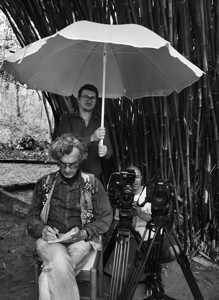 薩爾加多在紀錄片拍攝之時，常會拿起相機拍起工作人員。(圖/ Sebastião Salgado)