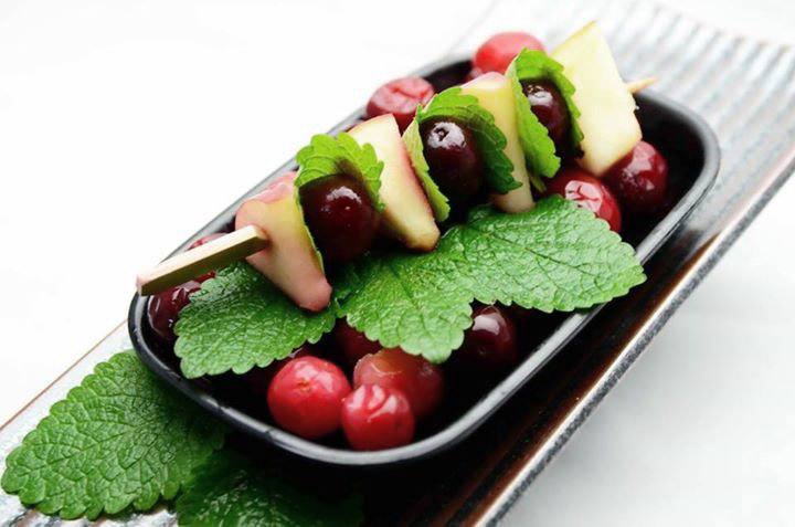 蔓越莓水果串既新鮮又簡單，最適合家中來客人時端出來。(圖/Lifeberry)