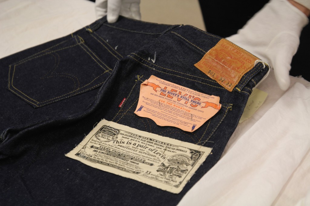 首款為戰爭而改款的501丹寧褲，為至今保存最完整的褲款。(圖/LEVI'S)