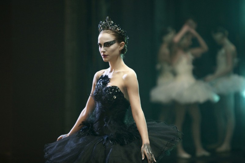 娜塔莉波曼在《黑天鵝》中扮演人格分裂的芭蕾舞者，精采演出也讓她一舉拿下奧斯卡影后。