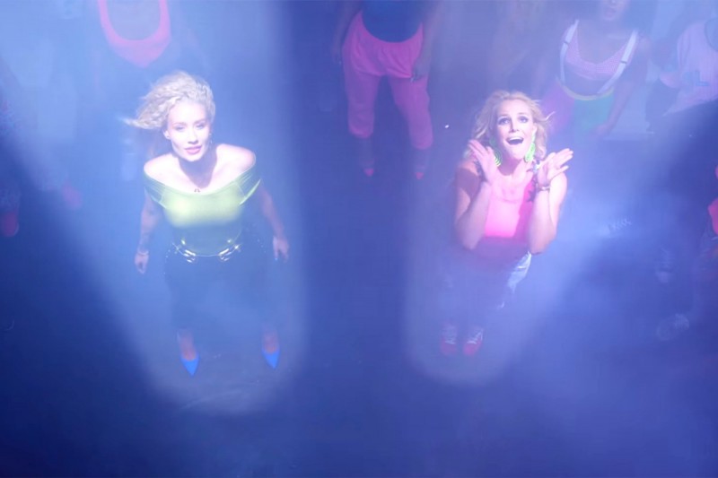 MV中兩人也於Disco舞池互尬舞蹈