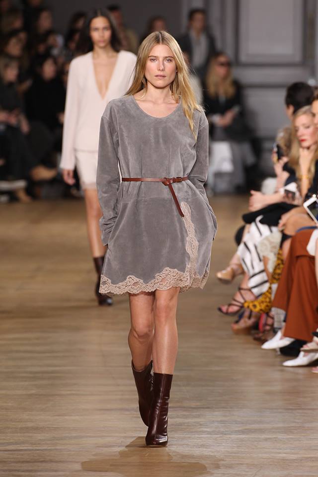 Chloé2015巴黎秋冬時裝週，德莉海明威冷豔高貴的氣質在伸展台上表露無遺。(圖/Chloé)