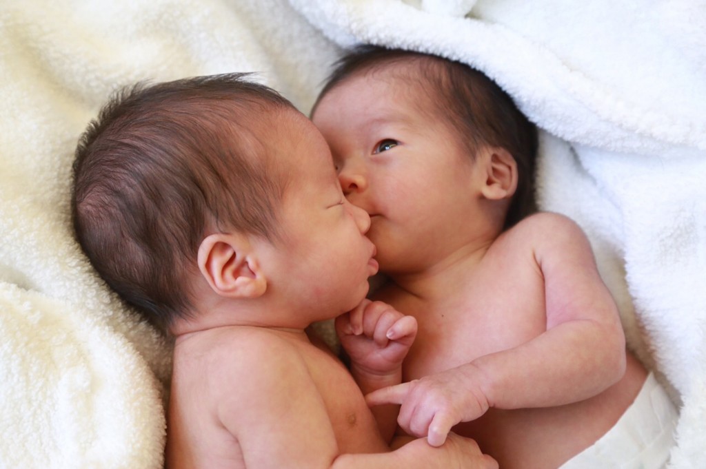 儘管懷孕過程充滿艱辛，但是有了可愛雙胞胎在懷，讓范范覺得那些不適都只是小事。(圖/時報文化)