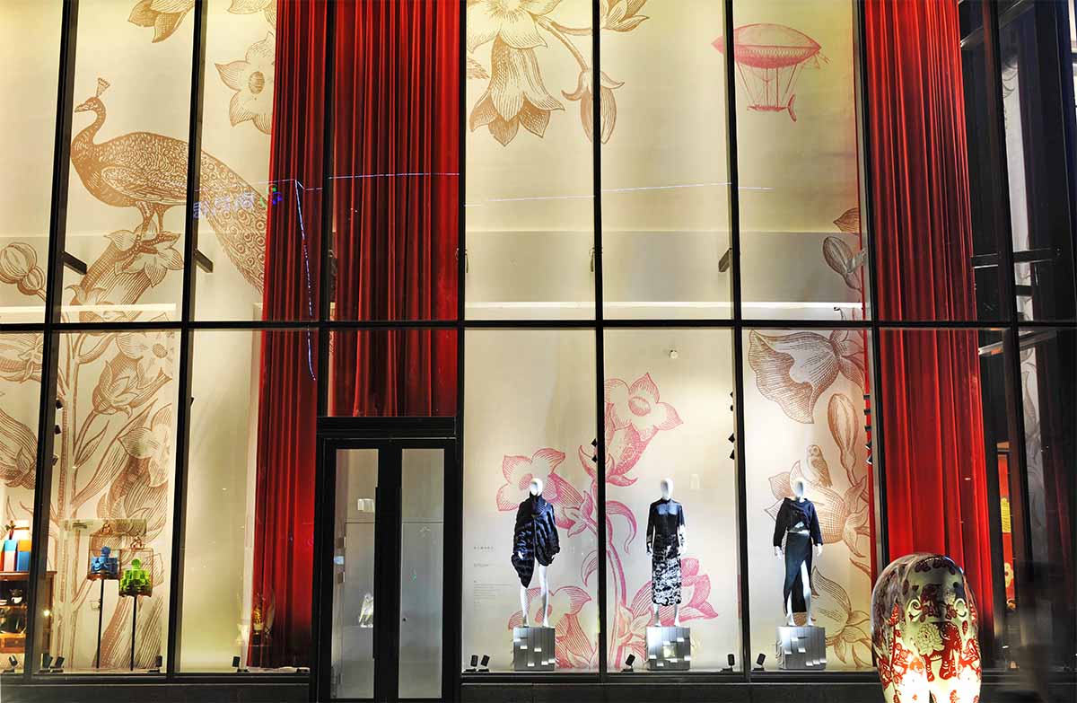 百貨店外櫥窗展示多款粗針毛衣及針織服裝，展現品牌以針織見長的設計風格（圖／ApuJan）