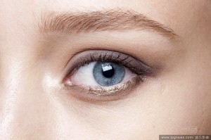眼妝建議使用大地色系眼影，畫上眼線後以棉花棒自然暈開，搭配自然修整過的眉毛，更能凸顯個人特質。(圖/達志影像)