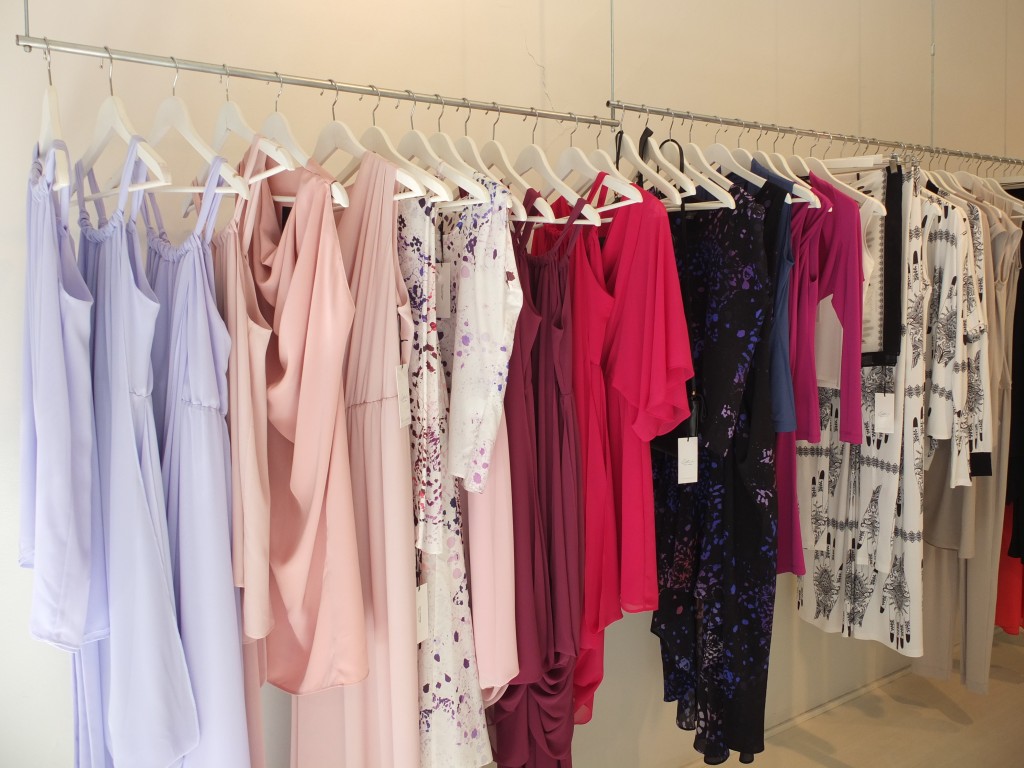 Katri/n的春夏成衣系列採用紫紅與淡粉色調，吸引不少喜愛繽紛色彩的當地顧客。(圖/ Mindy Yuan)