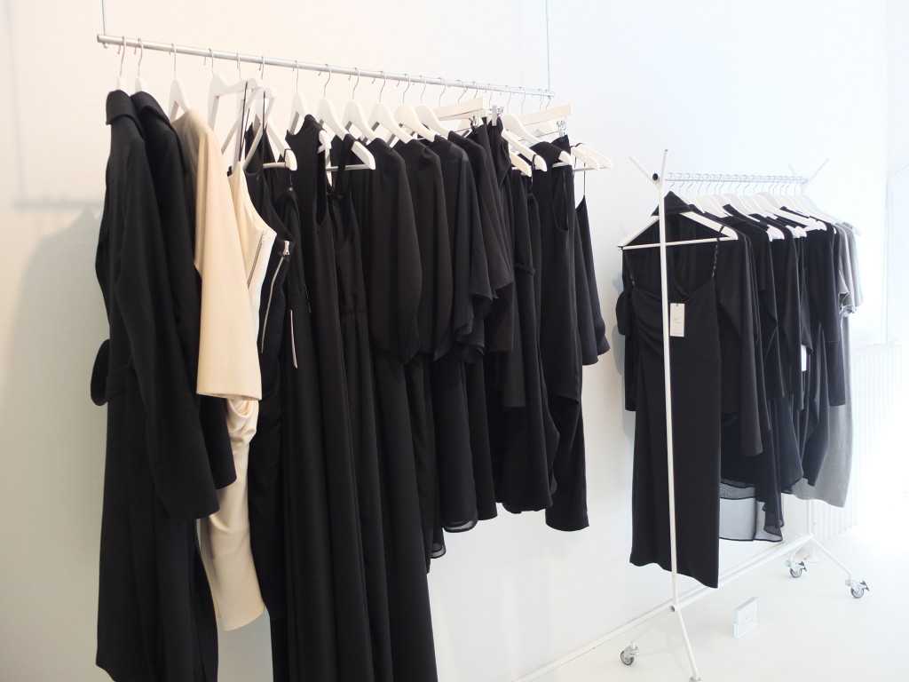 Katri Niskanen常運用單色垂墜的設計，而黑色小洋裝則是芬蘭國民很愛穿的單品。(圖/ Mindy Yuan)