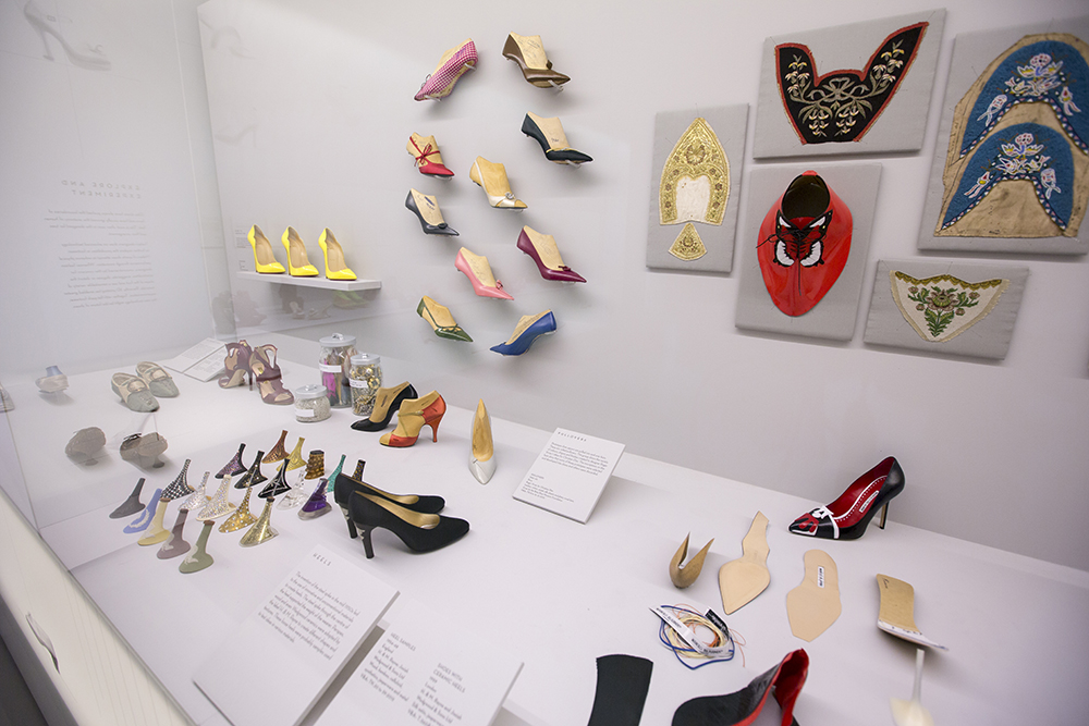 英國維多利亞（V&A）博物館前兩週推出年度特展《鞋履：愉悅與痛苦》，展出從世界各地蒐羅的250雙鞋履（圖／V&A）