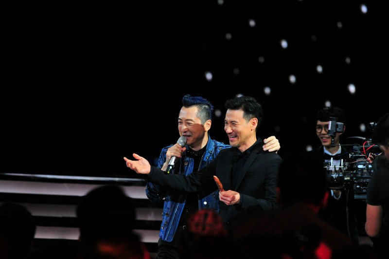 庾澄慶與張學友在2015金曲獎上大玩擲骰子，歌神更獲得香腸。