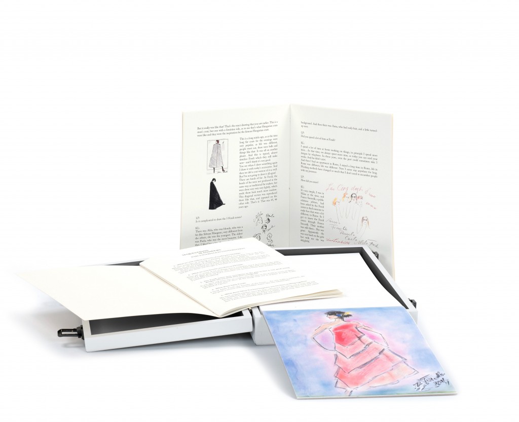 除了近320張手繪稿外，還附有DVD，可以聽聽看Karl Lagerfeld對於Fendi的回憶。(圖/Fendi)
