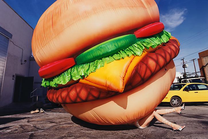 長年吃素的David LaChapelle以巨大、壓死人的漢堡，諷刺美國過度消費的問題。(圖/David LaChapelle)