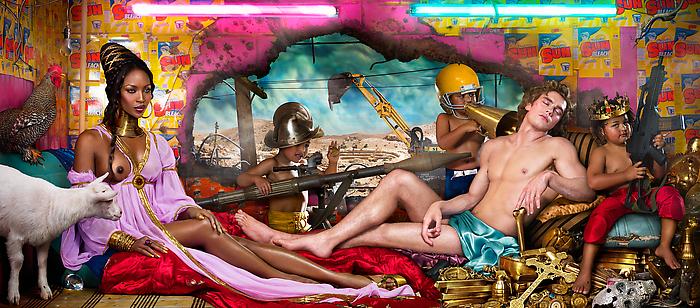 「掠奪非洲」以十五世紀義大利畫家波堤切利的名畫「Venus and Mars」為靈感，控訴非洲遭到殖民者、資本主義的破壞。(圖/LaChapelle Studio)