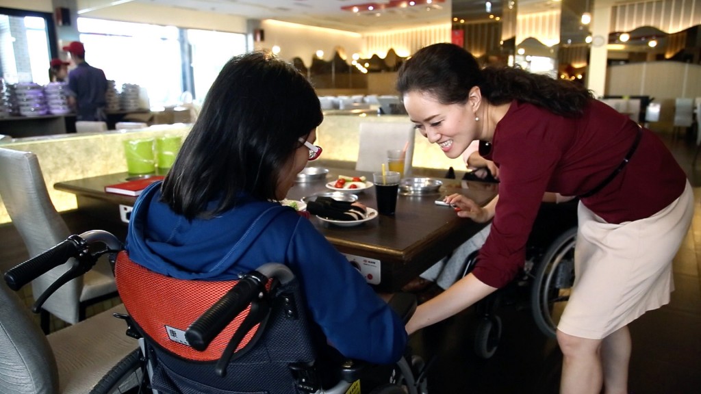 众社會企業創辦人之一周涵關心身障朋友用餐情形。(圖/卡地亞)