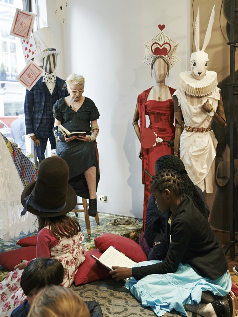 Vivienne Westwood於倫敦旗艦店內 舉辦 《愛麗絲夢遊仙境》午茶閱讀派對。(圖/Vivienne Westwood )