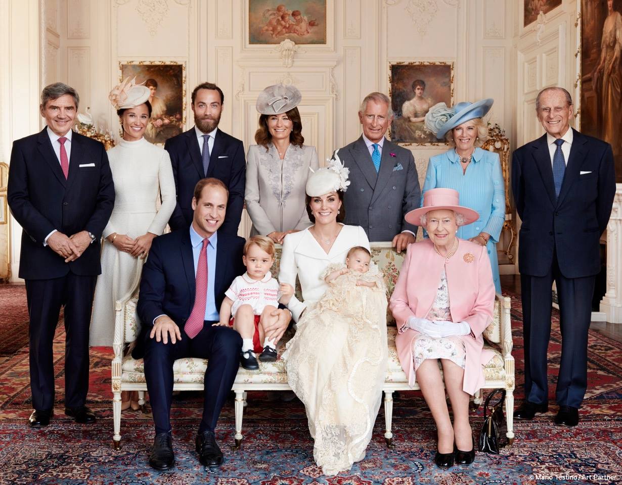威廉王子全家與英國女皇伊莉莎白二世、女王夫婿菲立普親王、查理斯王子與卡蜜拉夫婦，以及凱特的父親米爾頓、母親卡蘿、妹妹琵琶和弟弟詹姆斯等12人的大合照。