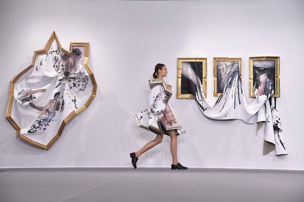 Viktor & Rolf 2015年秋冬高級訂製服系列以「行走的藝術」為靈感（圖／Haute Couture Week）