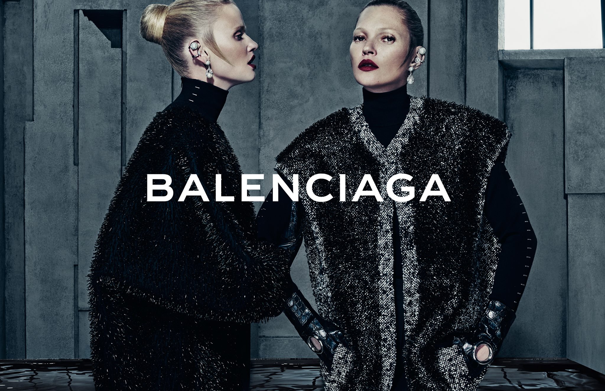 Balenciaga 2015年秋冬形象廣告找來兩大超模Kate Moss和Lara Stone拍攝（圖／Balenciaga FB）