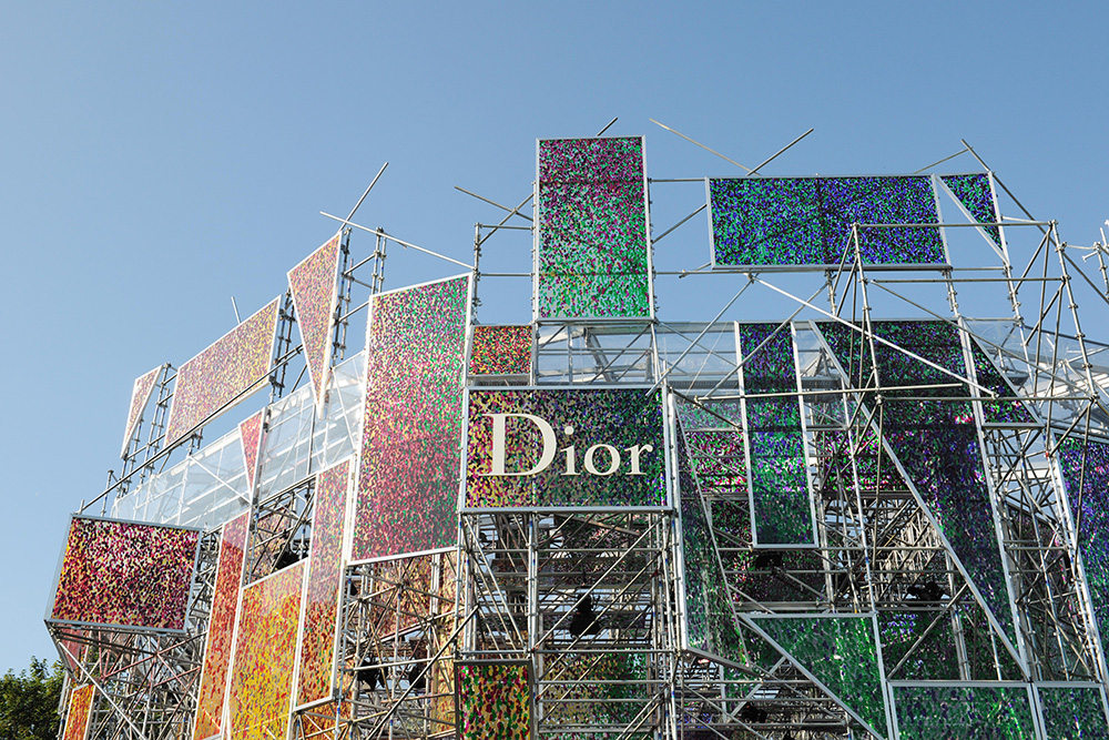 Dior 2015年秋冬高級訂製服秀場以356片人造彩繪玻璃布置（圖／Dior）